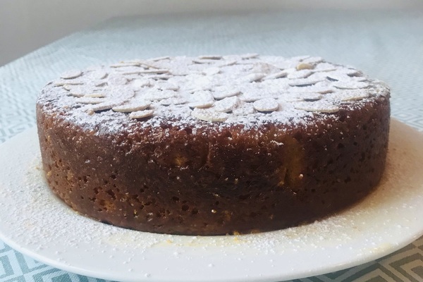 Round cake dusted with icing sugar.