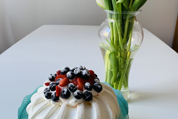 Meringue cake topped with berries.